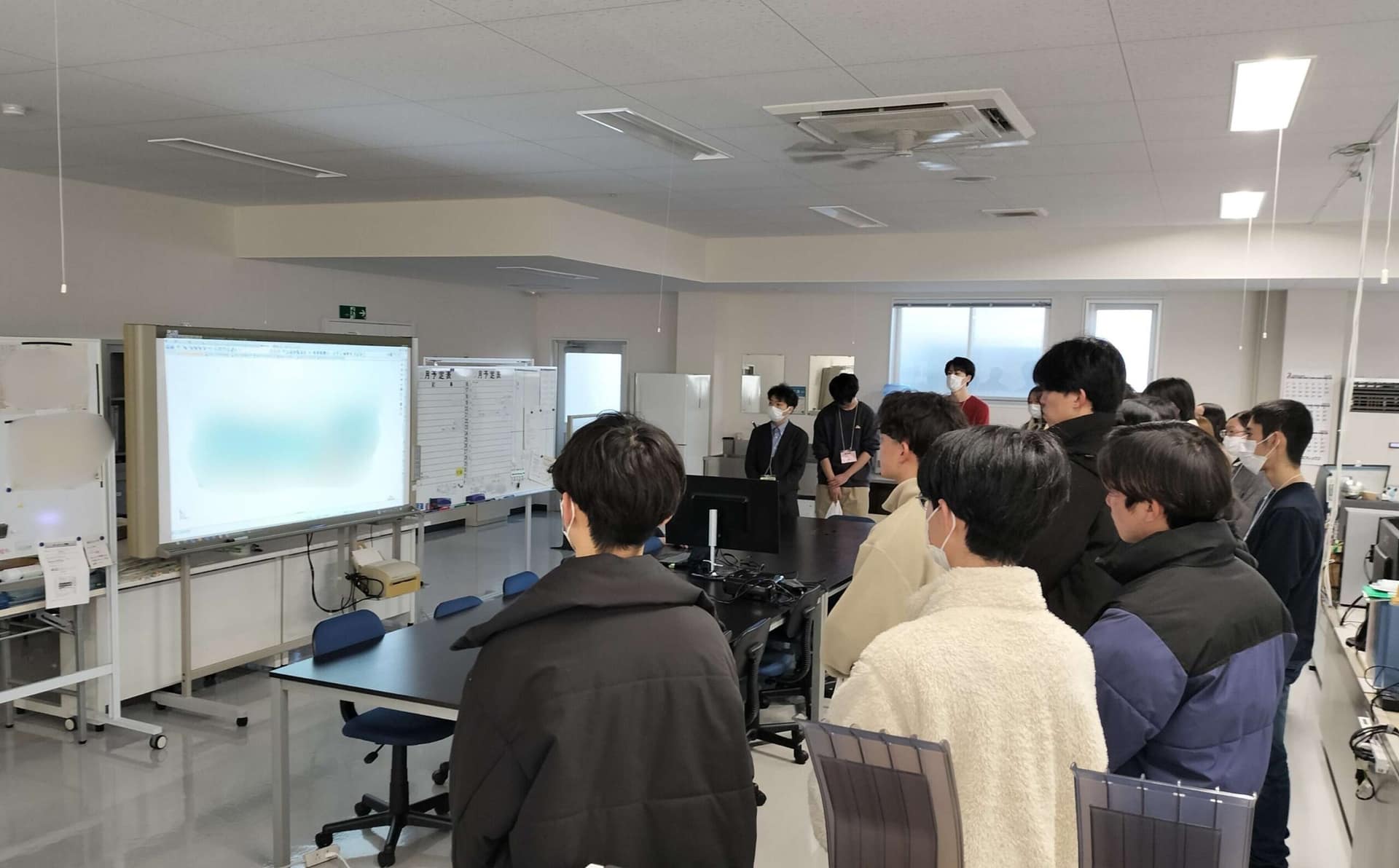 企業の説明を聞く学生たち