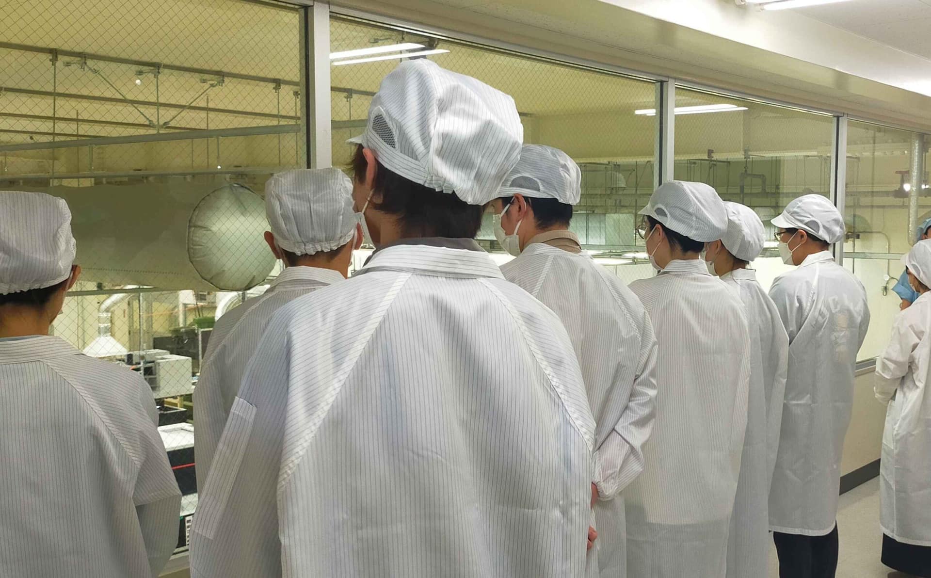 製造現場を見学する学生たち
