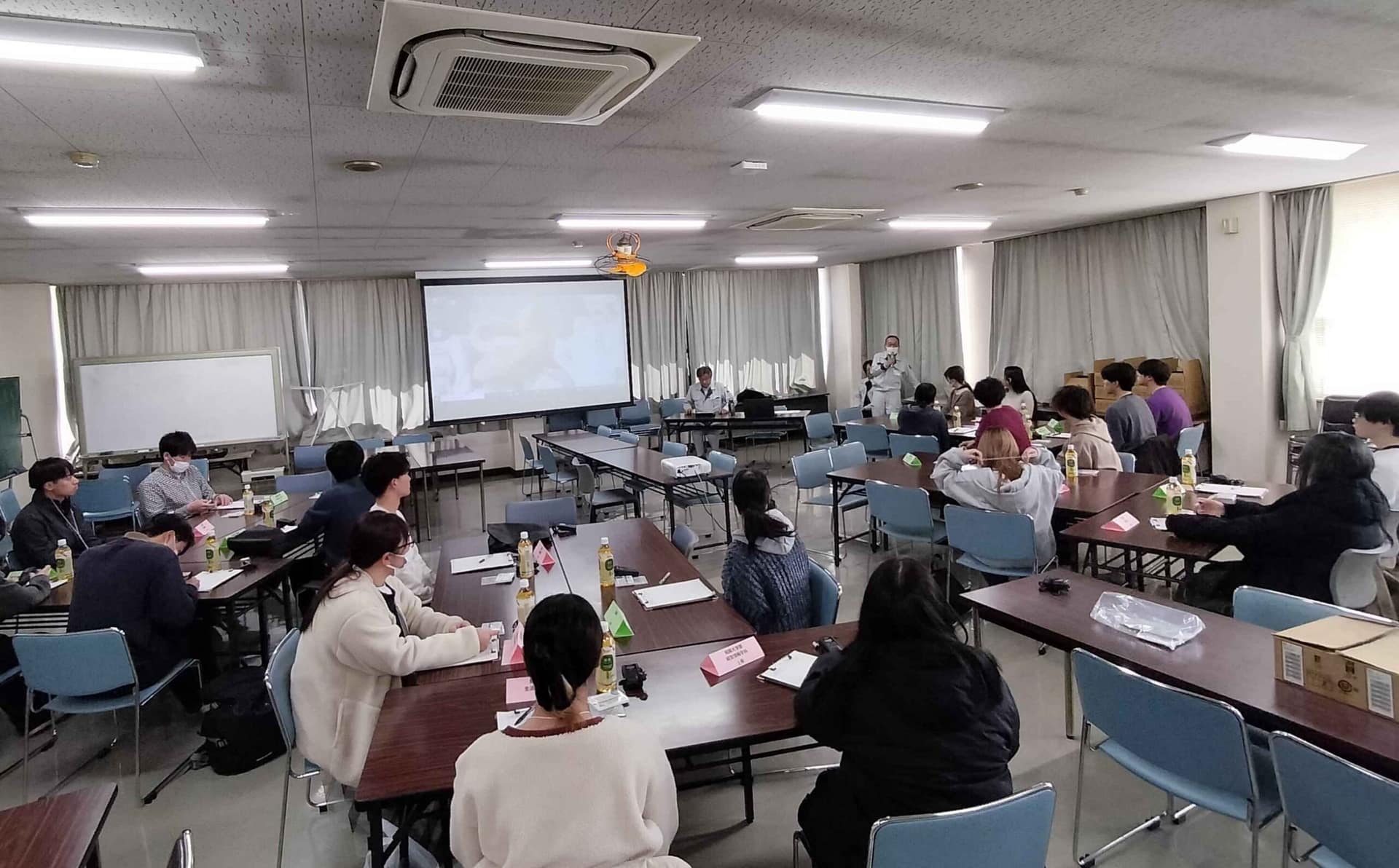 見学後に感想をまとめる学生たち