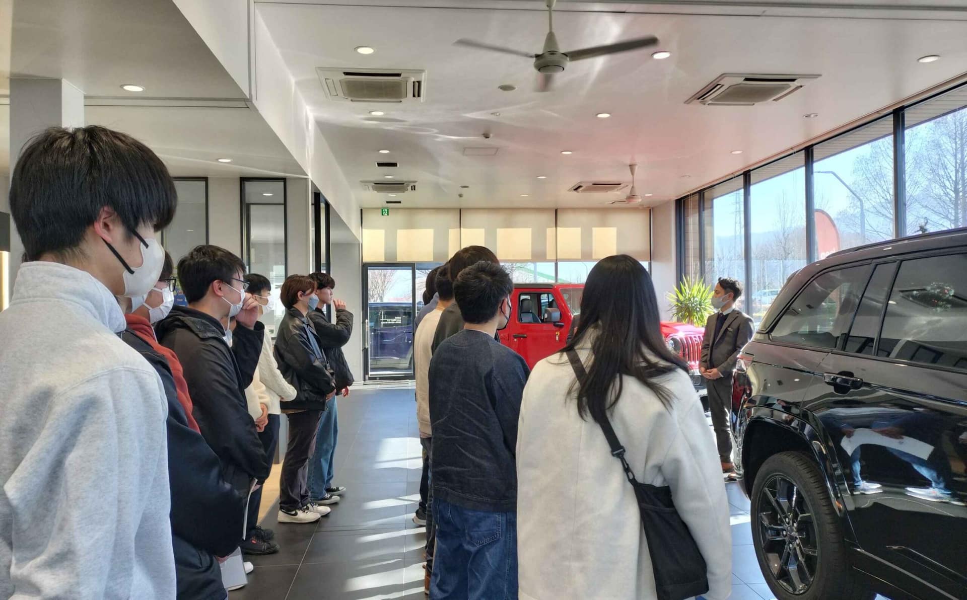 企業の担当者から説明を受ける学生たち